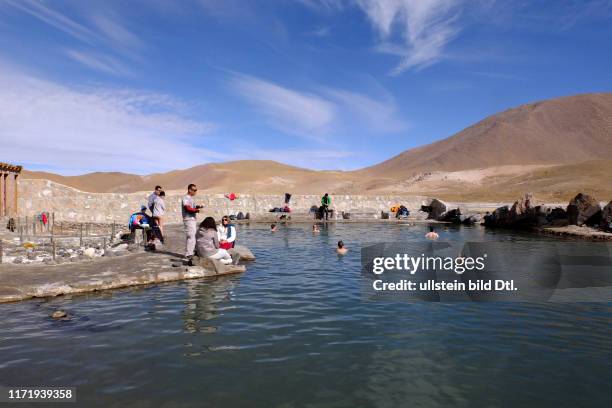 Schwimmbecken mit warmen Wasser des Geysirfelds El Tatio am Rande der Atacama Wüste im Norden Chiles