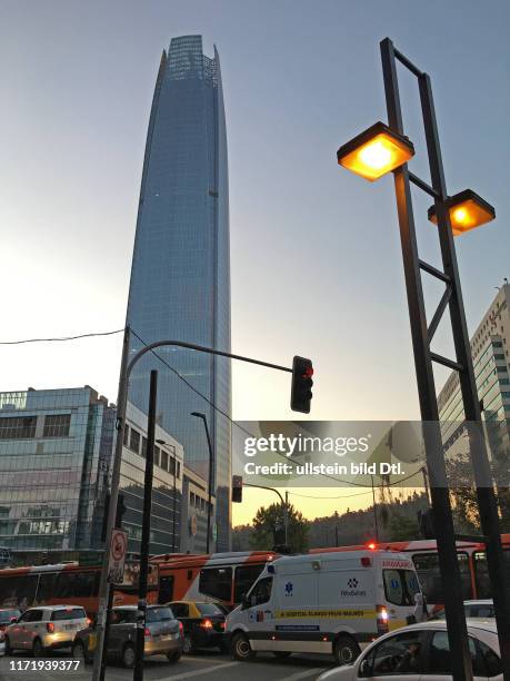 Feierabendverkehr im Finanzbezirk, bekannt als Sanhattan, mit dem Costanera Center, dessen Hauptgebäude das höchste Gebäude Südamerikas ist, Santiago...