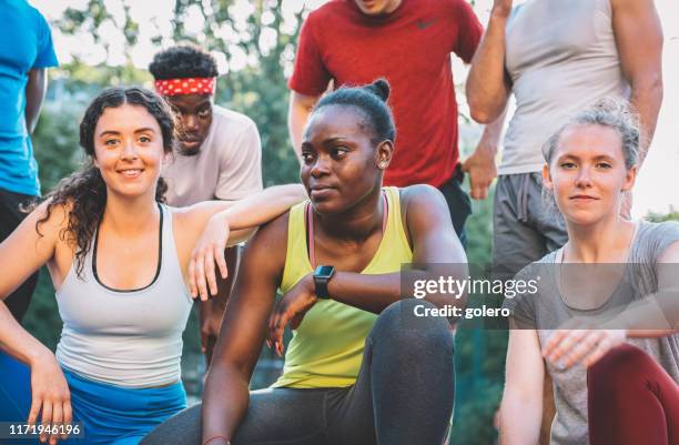 mannschaftsfoto mit jungen femalen fußballern - mixed age range stock-fotos und bilder