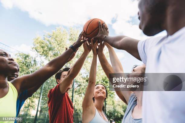 alle für einen - basketball sport stock-fotos und bilder