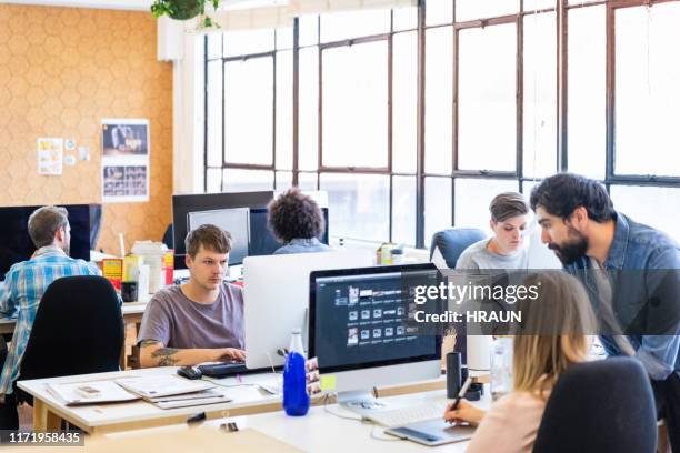 executivos que trabalham em computadores no escritório - animator - fotografias e filmes do acervo