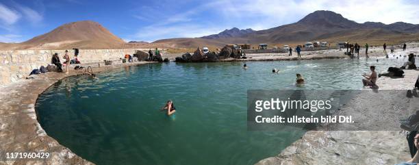 Schwimmbecken mit warmen Wasser des Geysirfelds El Tatio am Rande der Atacama Wüste im Norden Chiles
