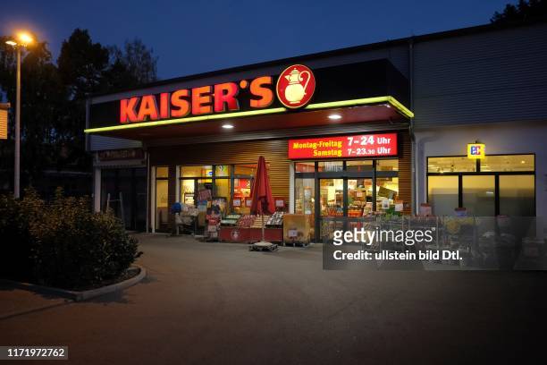 Kaiser's Kaffeegeschäft in Pankow Niederschönhausen - leerer Parkplatz mit Einkaufswagen - Morgendämmerung Morgengrauen Kaisers