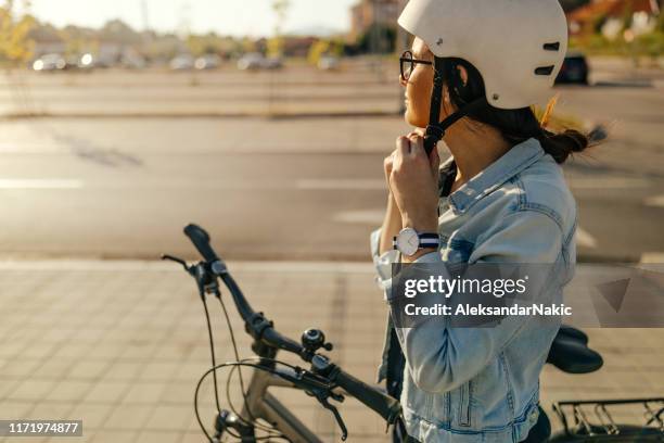 de fietstocht voorbereiden - women on bike stockfoto's en -beelden