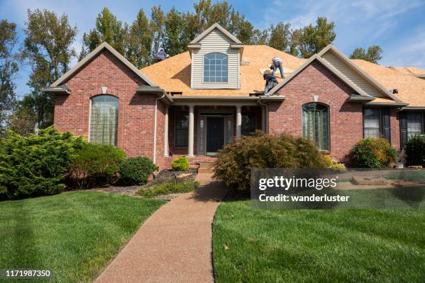 roofing a ranch home - indiana home stock pictures, royalty-free photos & images