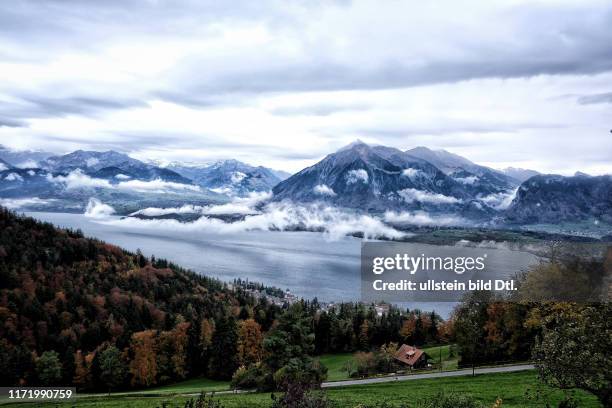 Fünf Tage Blick aus ein und dem selben Fenster des Berghüsli über dem Thuner See auf das Bergpanorama am Niesen