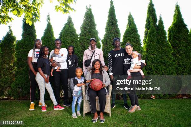 Dennis Schröder Basketballspieler mit Familie in Braunschweig - Die Schröders - Redakteur Ibrahim Naber