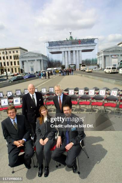 Chefsessel vor dem Brandenburger Tor Pariser Platz Berlin Wolfgang Huennekens, Dr. Christoph Stoelzl, Dr. Thomas Mecke, Prof. Peter Bayerer, Dr....