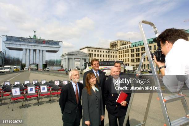 Chefsessel vor dem Brandenburger Tor Pariser Platz Berlin Wolfgang Huennekens, Dr. Christoph Stoelzl, Dr. Thomas Mecke, Prof. Peter Bayerer, Dr....