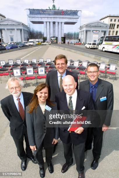 Chefsessel vor dem Brandenburger Tor Pariser Platz Berlin Wolfgang Huennekens, Dr. Christoph Stoelzl, Dr. Thomas Mecke, Prof. Peter Bayerer, Dr....