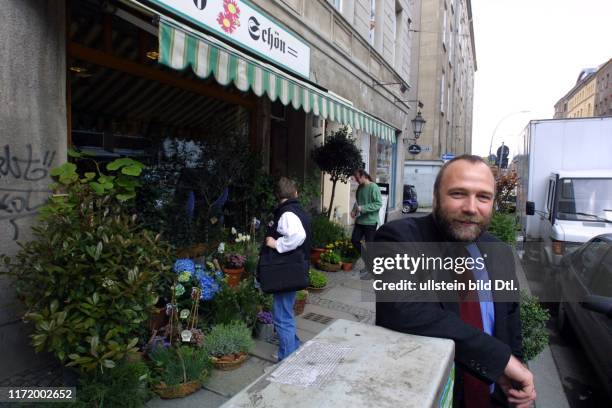 Guenter Nooke MdB CDU im Blumenladen 1000 tausend SCHOEN in Berlin Mitte am Hackeschen Markt