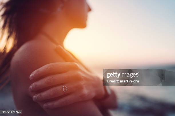 vrouw aan de kust staren de zonsondergang - depressie landelement stockfoto's en -beelden