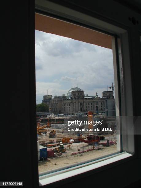 Kuenstlerheim Luise in Berlin Luisenstrasse Hotel Blick aus dem Fenster auf der Reichstag