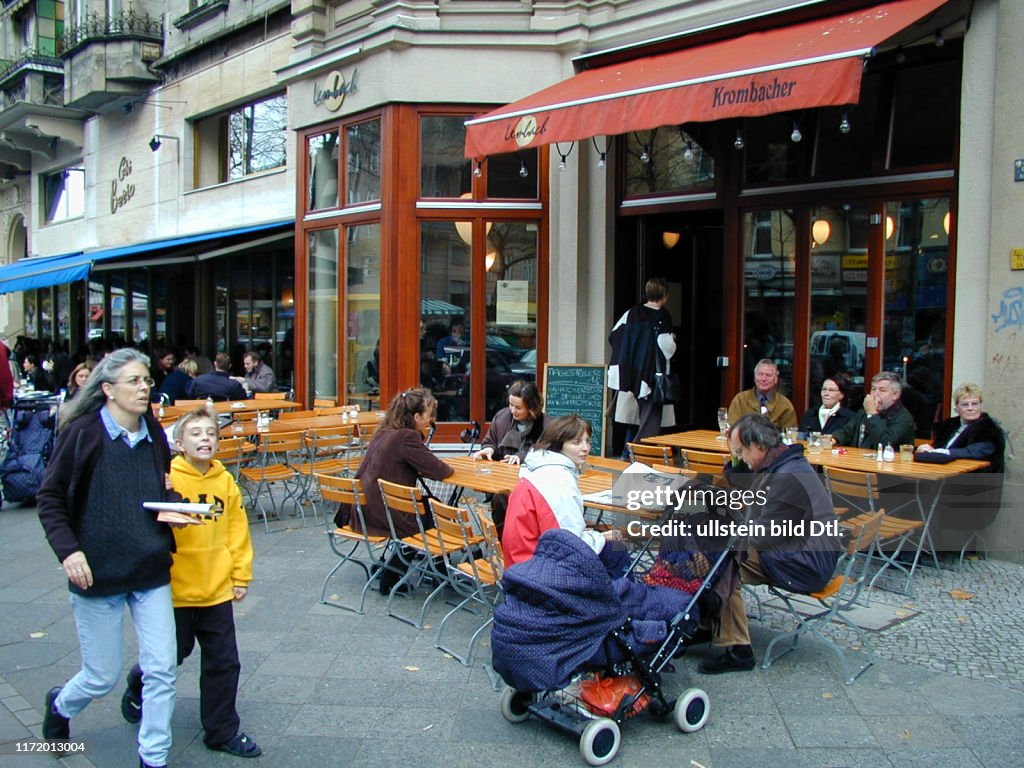 Maassenstrasse Winterfeldtplatz Schoeneberg Leute Menschen sitzen draussen im November Cafe Restaurant