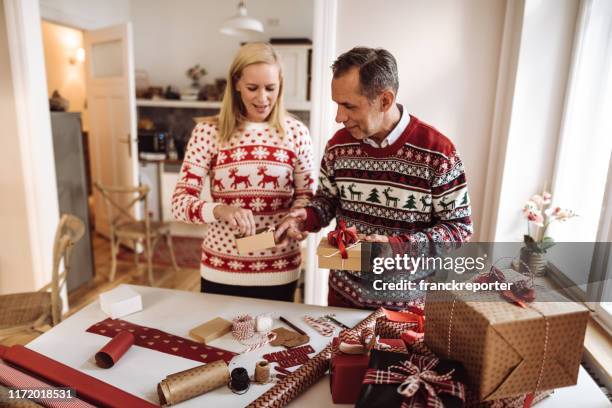 paar voorbereiden kerstcadeaus - old man woman christmas stockfoto's en -beelden