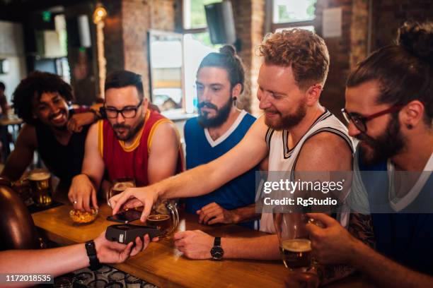 betalen met een telefoon - wereldkampioenschap sport stockfoto's en -beelden