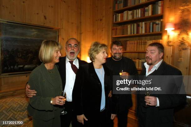 Goldene Kamera 2002 Vorempfang im Axel Springer Verlag Haus - Hoerzu Anne Dohrenkamp, Udo Walz, Marie Luise Marjan, Juergen von der Lippe und Armin...