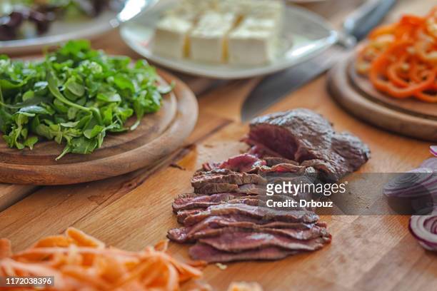 preparazione di insalata di verdure alla groppa alla griglia, primo piano - carne di cavallo foto e immagini stock