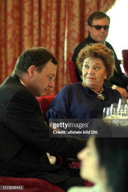 Baroness Philipine de Rothschild bei einem Vinetasting im Hotel Adlon Berlin Glas Glaeser Wein Rotwein Weisswein Flaschen Champagner Schampus