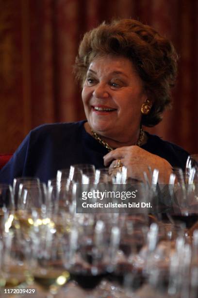 Baroness Philipine de Rothschild bei einem Vinetasting im Hotel Adlon Berlin Glas Glaeser Wein Rotwein Weisswein Flaschen Champagner Schampus
