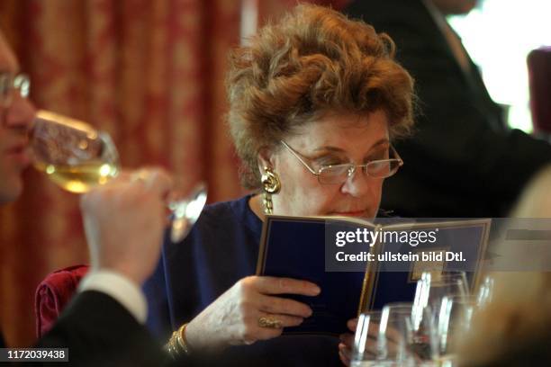 Baroness Philipine de Rothschild bei einem Vinetasting im Hotel Adlon Berlin Glas Glaeser Wein Rotwein Weisswein Flaschen Champagner Schampus