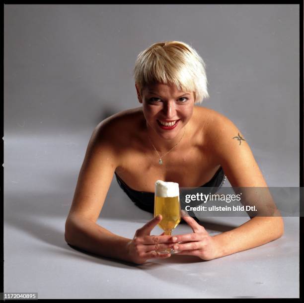 Titel Cover Bierreport Bier Hopfen Malz Frau Maedchen Mädchen trinken Alkohol Tulpe Bierglas Schaum Blume