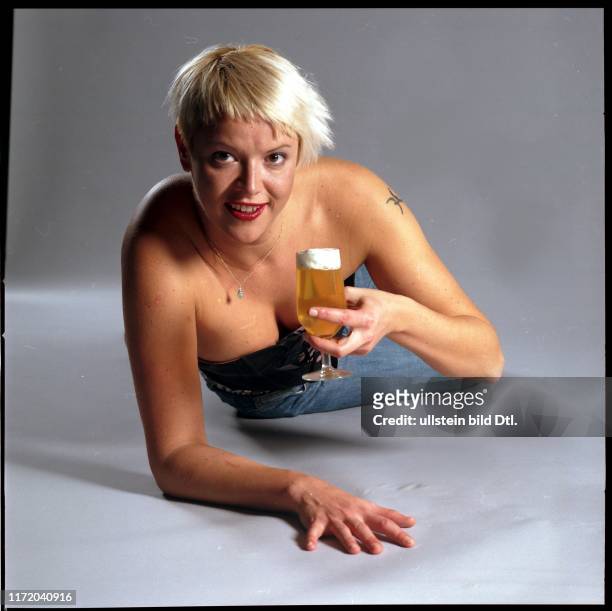 Titel Cover Bierreport Bier Hopfen Malz Frau Maedchen Mädchen trinken Alkohol Tulpe Bierglas Schaum Blume