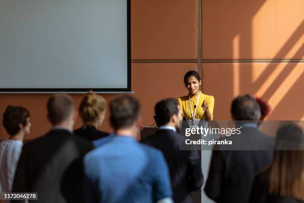 businesswoman speaking to the audience - press conferences imagens e fotografias de stock