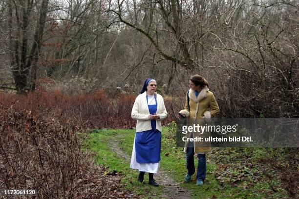 Schwester Monika Hesse - betreutes wohnen für Mütter und Kinder in Bernau - beim Spaziergang mit Lexi