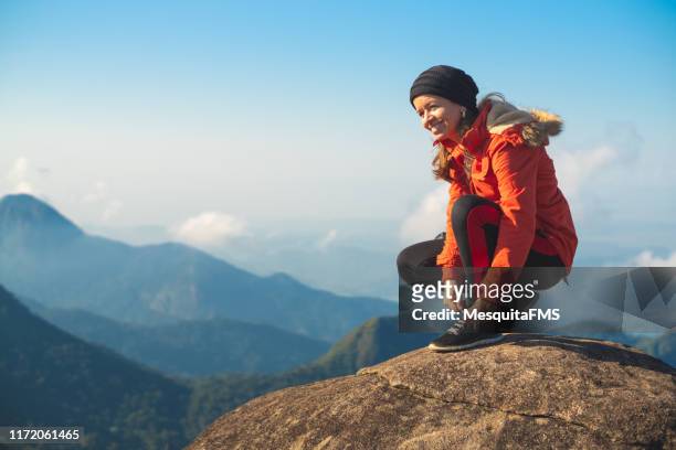 donna che lega la scarpa da corsa in montagna - teresopolis foto e immagini stock
