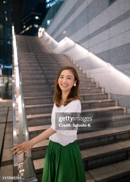 japansk kvinna stående på trappor i staden på natten - nagoya bildbanksfoton och bilder