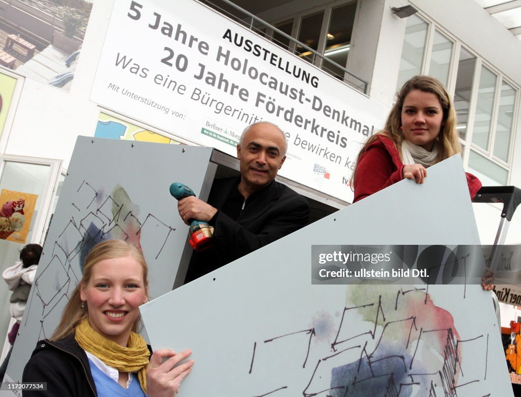Würfel am Holocaust-Mahnmal - entworfen vom Künstler Kani Alavi (Bildmitte) - es helfen ihm bei der Montage Ina Schaefe (blond mit gelbem Schal) und Nicole Siewert (rote Jacke)