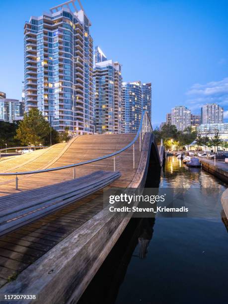 toronto city skyline bei dusk - harbourfront area - ontariosee stock-fotos und bilder