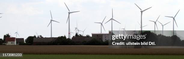 Feldheim bei Treuenbrietzen - Energieautarker Ortsteil - Dorf - Bürgermeister Michael Knape - Energie wird aus Wind und Biogas erzeugt - Windrad...