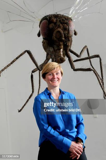 Ellen Blumenstein - Chefin "Kunstwerke" - Auguststraße 69, Berlin - aufgenommen vor einem überlebensgroßen Modell einer Fruchtfliege