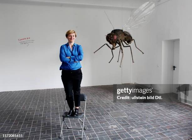 Ellen Blumenstein - Chefin "Kunstwerke" - Auguststraße 69, Berlin - aufgenommen vor einem überlebensgroßen Modell einer Fruchtfliege