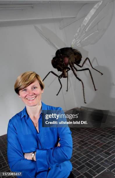 Ellen Blumenstein - Chefin "Kunstwerke" - Auguststraße 69, Berlin - aufgenommen vor einem überlebensgroßen Modell einer Fruchtfliege