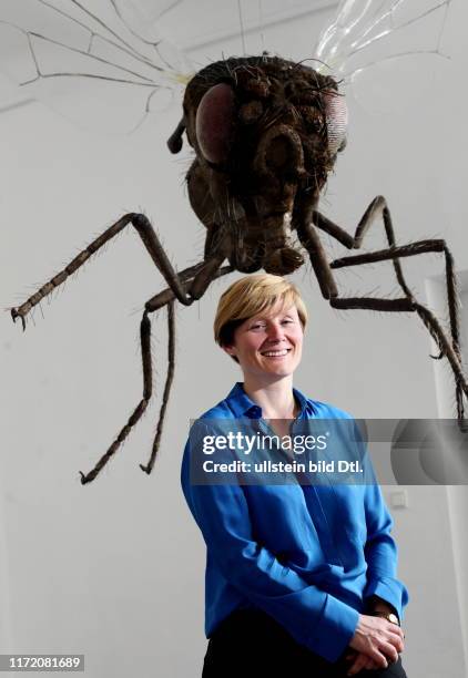 Ellen Blumenstein - Chefin "Kunstwerke" - Auguststraße 69, Berlin - aufgenommen vor einem überlebensgroßen Modell einer Fruchtfliege