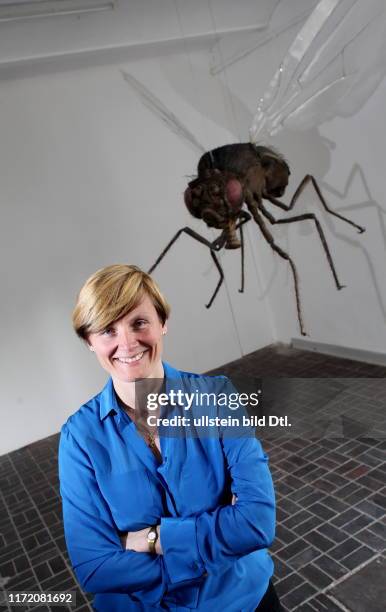 Ellen Blumenstein - Chefin "Kunstwerke" - Auguststraße 69, Berlin - aufgenommen vor einem überlebensgroßen Modell einer Fruchtfliege