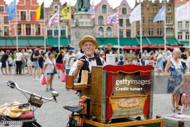 organ grinder, brujas, bélgica - music box fotografías e imágenes de stock