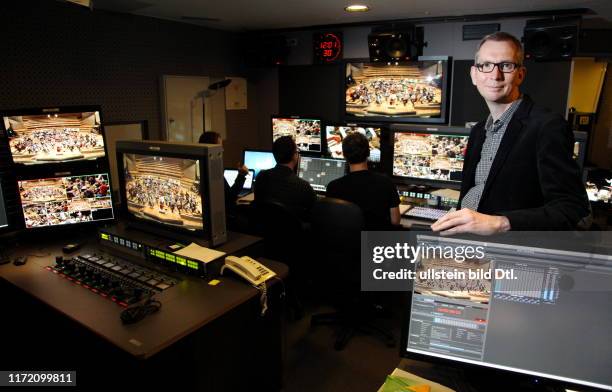 Digital Concert Hall - Interview mit Tobias Müller - Moeller - Leiter Marketing und Kommunikation der Berlin Phil Media - aufgenommen im Tonstudio...