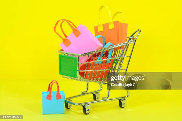 shopping - einkaufswagen freisteller stock-fotos und bilder