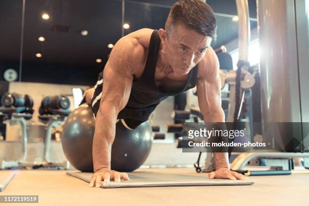 reife mann beim training in personal training gym - push up japanese stock-fotos und bilder