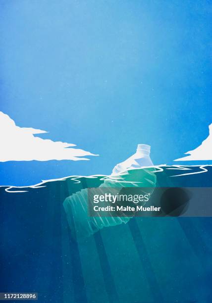 plastic bottle floating in ocean - auf dem wasser treiben stock-grafiken, -clipart, -cartoons und -symbole