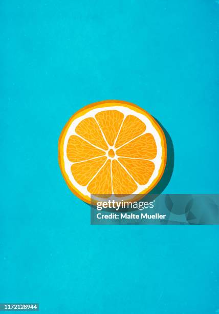 bildbanksillustrationer, clip art samt tecknat material och ikoner med vibrant orange slice against blue background - apelsin