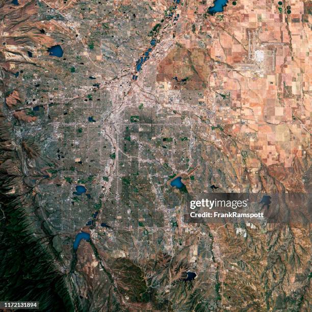 mappa topografica della vista satellitare di rendering 3d di denver - vista satellitare foto e immagini stock