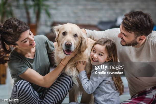 familia feliz pasando tiempo con su perro en casa. - family children dog fotografías e imágenes de stock