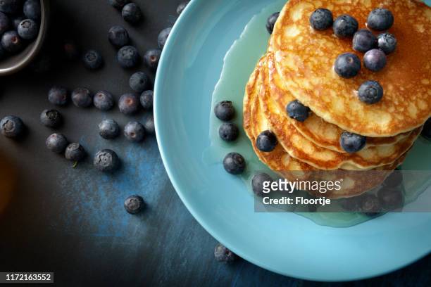 ontbijt: pannenkoeken, siroop en bosbessen stilleven - dutch pancakes stockfoto's en -beelden