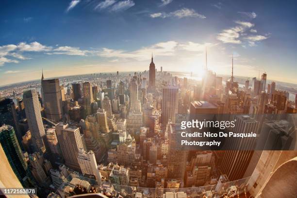 new york city skyline - rooftop new york photos et images de collection