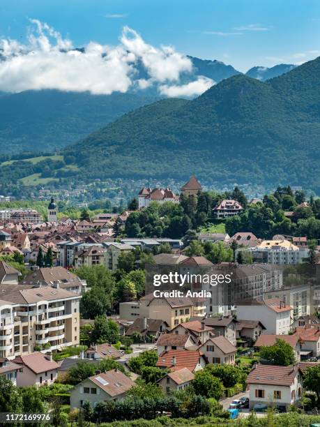 Annecy : overview of the town centre. In the background, the castle.